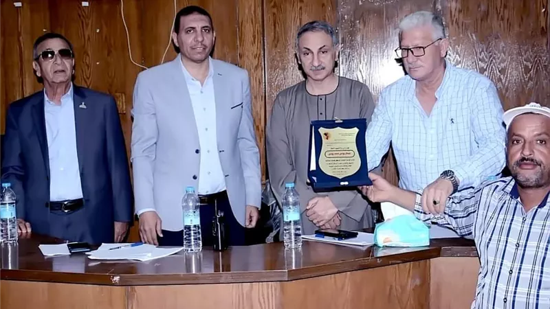 رئيس مدينة سمالوط يكرم بعض أسر الشهداء والمتميزين رياضيًا