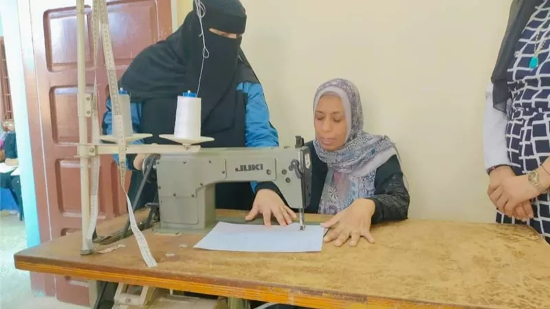 منصة أيادى مصر بالأقصر تنظم دورة لتعليم الخياطة