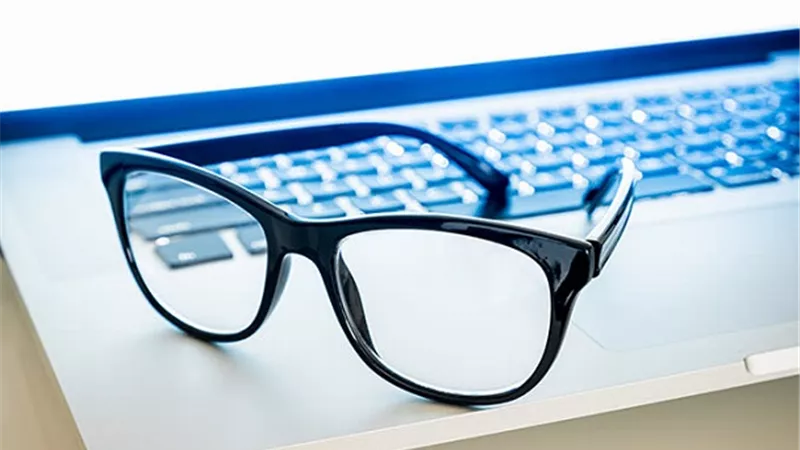 دراسة: النظارات التي تحجب الضوء الأزرق لا تكون مفيدة لصحة العين