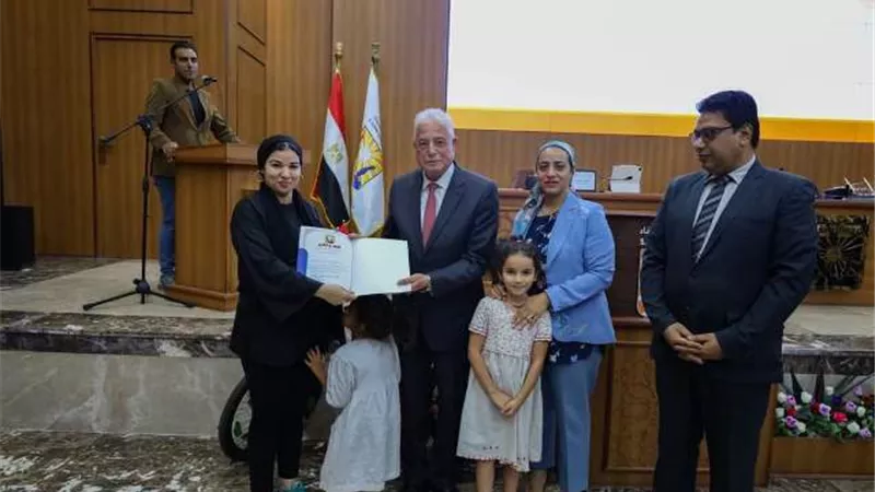 محافظ جنوب سيناء يسلم دراجات هوائية وشهادات تقديرية لأسر الشهداء