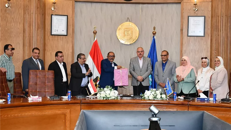 تكريم مدير المشروعات البيئية بجامعة القناة لبلوغه المعاش