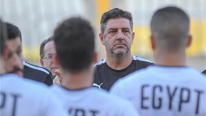 فيتوريا يعقد جلسة مع مدربي الأندية قبل إنطلاق الموسم الجديد