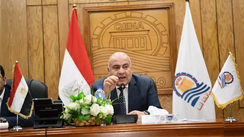 إتخاذ الإجراءات القانونية ضد المقاولين المتخاذلين بمشروعات قنا