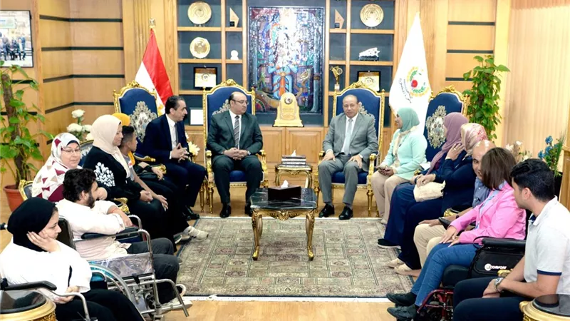 رئيس جامعة المنصورة يكرم المتفوقين من الطلاب ذوى الهمم