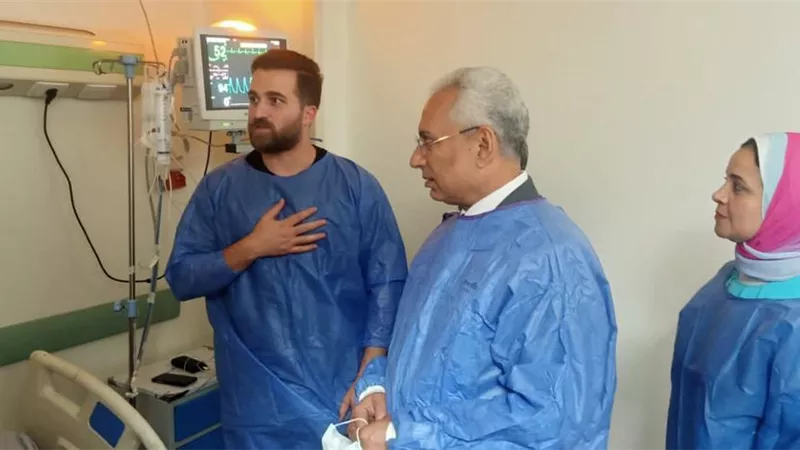 رئيس جامعة المنيا يزور طالب وافد بالمستشفى الجامعي للاطمئنان