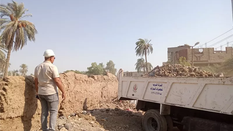 رفع 20 طن مخلفات وتسوية نواتج الحفر ضمن مشروعات حياة كريمة
