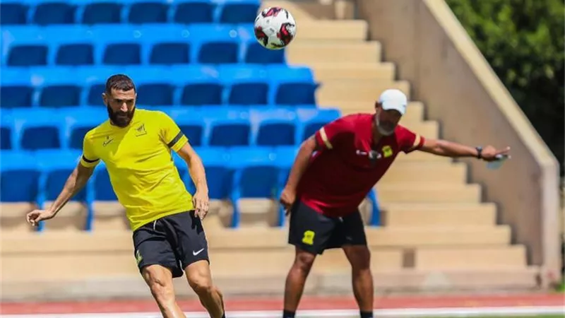 تفاصيل أزمة بنزيما مع مدرب اتحاد جدة