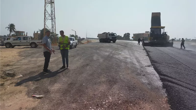 محافظ أسيوط يكلف رئيس مركز الغنايم بمتابعة أعمال رصف مدخل الصحراي