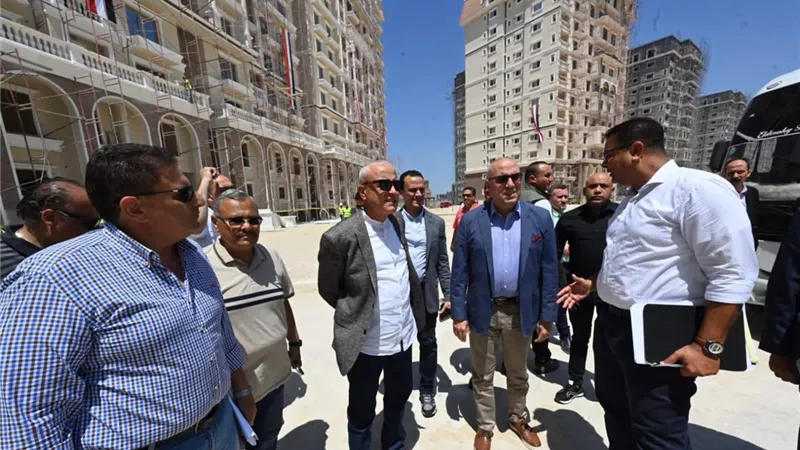 وزير الإسكان يتفقد سير العمل بمشروعات التجمع العمراني 