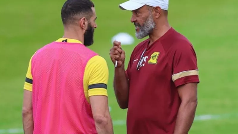 أزمة بنزيما ومدرب إتحاد جدة تزداد توتراً..وسانتو: لم أطلب اللاعب