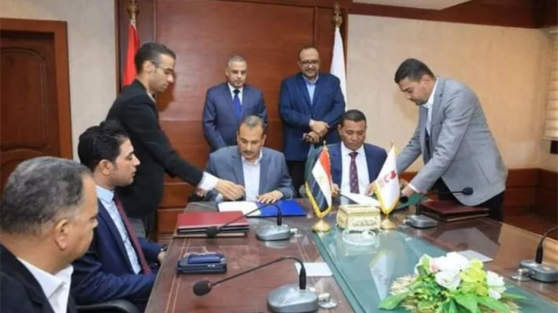 محافظ سوهاج يشهد توقيع بروتوكولات تعاون بين شركة المياه ومستثمرين
