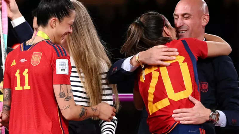 قبلة لاعبة منتخب إسبانيا تتسبب فى إقالة رئيس إتحاد الكرة