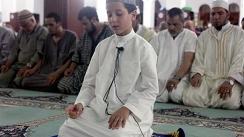 ما حكم إمامة الصبي البالغ ستة عشر عامًا؟ بالفيديو