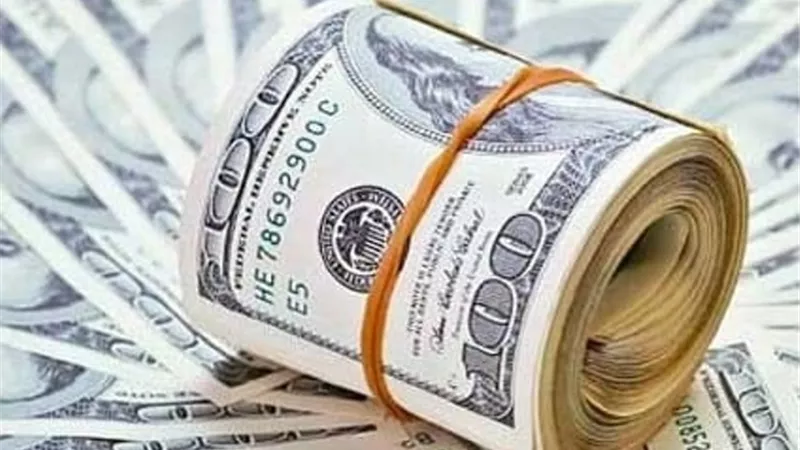 الدولار يحوم بالقرب من أعلى مستوى في شهرين