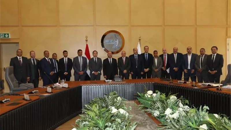 وزير النقل يشهد توقيع عقد مشروع الميناء الجاف بالعاشر من رمضان
