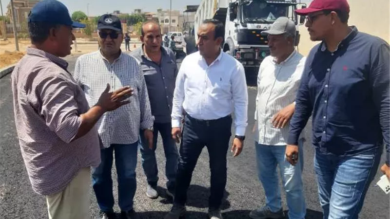 رئيس جهاز الشروق يكشف عن رصف أحدث محاور الطرق فى المدينة.. صور