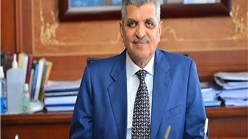 أسامة ربيع:الانتهاء من قطر الناقلة العاطلة خارج المجرى الملاحى بواسطة 4 قاطرات