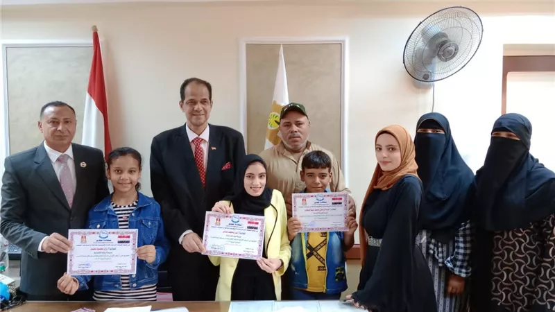 مدير تعليم الداخلة يكرم اوائل الكاريكاتير الصحفي بالوادى الجديد