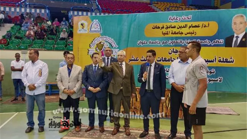 رئيس جامعة المنيا يستقبل شعلة وعلم أسبوع شباب الجامعات الثالث عشر