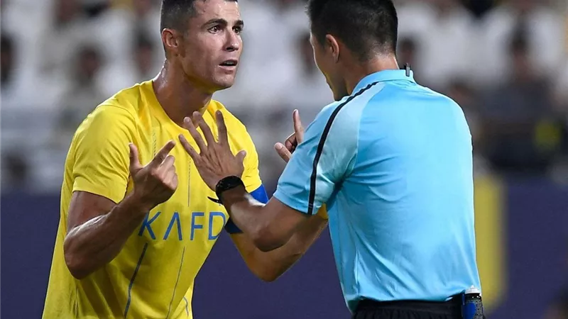 فيديو.. رونالدو يثير الجدل بتصرف 