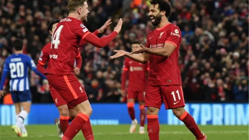 جماهير الاتحاد تهتف بأسم صلاح وتحضر بقناعه أمام الرياض - شاهد