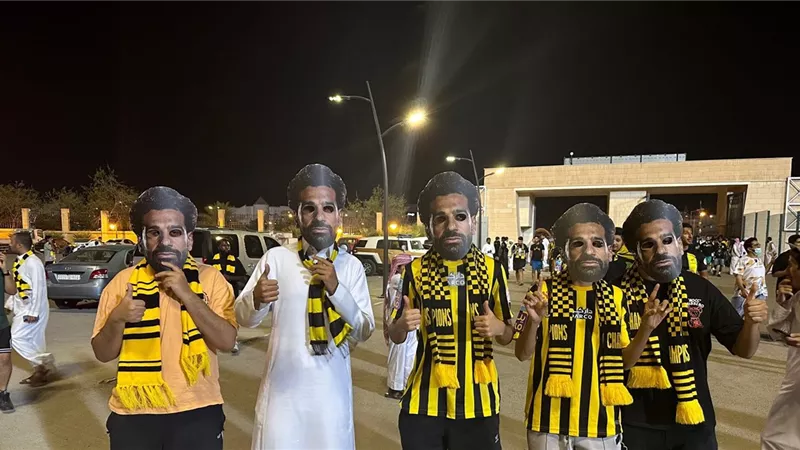 قناع محمد صلاح يغزو الملاعب السعودية - شاهد