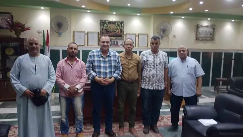 رئيس مركز ملوى يبحث شكوى شبكة المياه بجلال الغربية