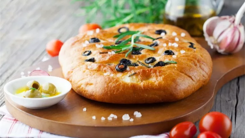 خبز فرنسي بالزيتون والطماطم المجففة