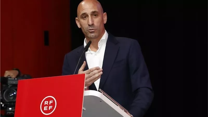 روبياليس يعرض علي مدرب منتخب إسبانيا للسيدات 500 ألف يورو سنويا