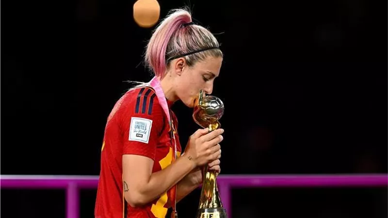 لاعبة برشلونة والمنتخب الإسباني ترد علي مبررات روبياليس