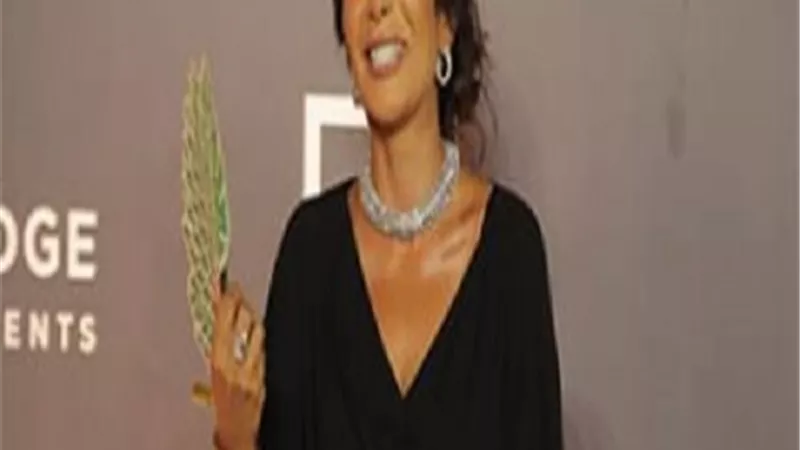 منى زكي تحصد جائزتين عن 