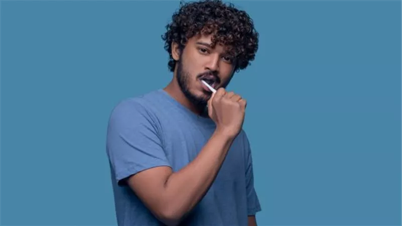 فرشاة الأسنان تأوي البكتيريا ويجب تنظيفها بانتظام