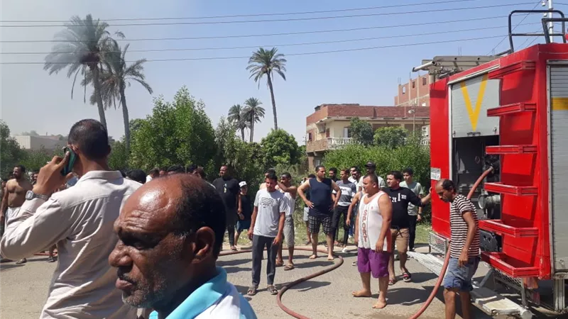 السيطرة على حريق سيارة رحلات أمام احد فنادق فايد بالإسماعيلية.صور