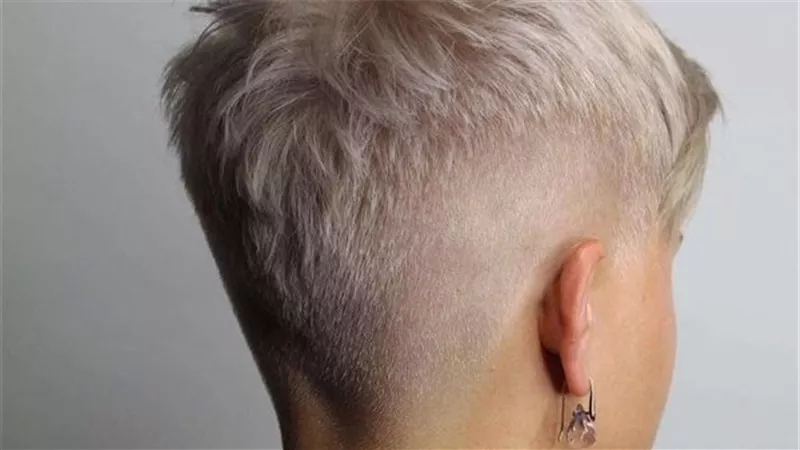 حلق المرأة شعرها لاستصلاحه..هل يجوز؟