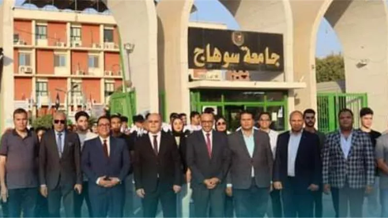 طلاب جامعة سوهاج يشاركون بمبادرة حياة كريمة بالمحافظة