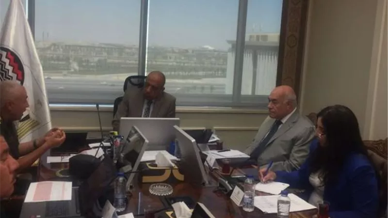 وزير قطاع الأعمال يستعرض أعمال مشروع التطوير بمجمع شركة مصر للغزل والنسيج