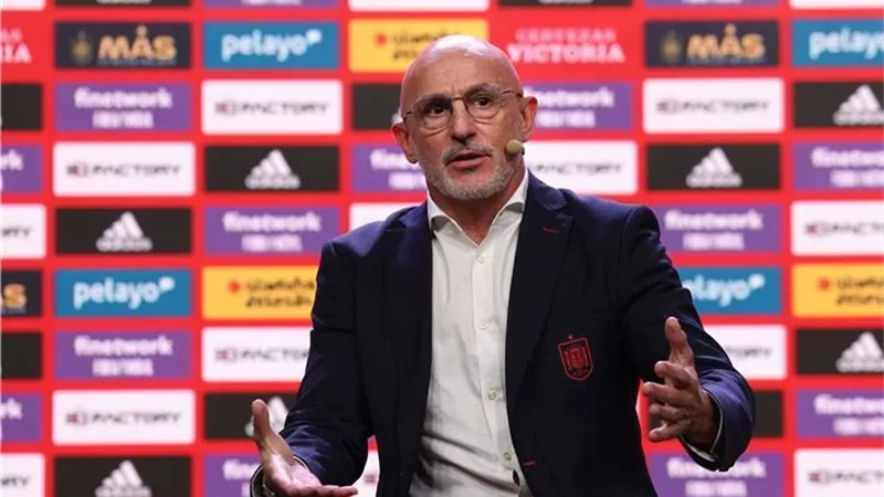 مدرب منتخب إسبانيا يدين سلوك روبياليس في بيان رسمي