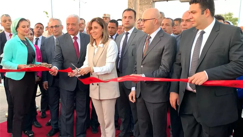 محافظ السويس ووزيرة الثقافة يفتتحان معرض السويس الاول للكتاب