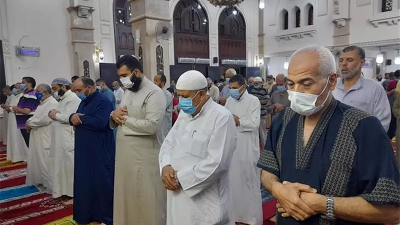 هل يجوز تأخير صلاة العشاء لبعد الساعة 12 ليلا؟