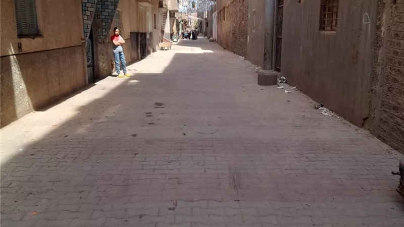 محافظ أسيوط: الانتهاء من تركيب بلاط الانترلوك بـ 22 شارع بالقوصية
