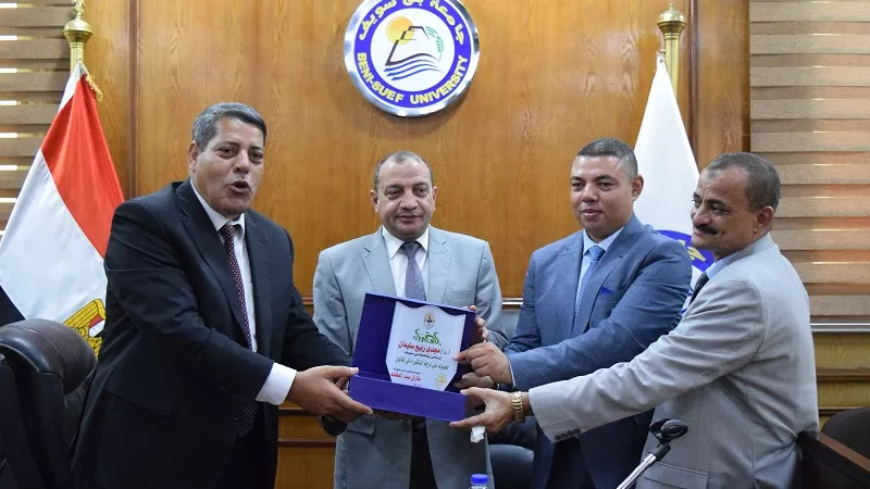 جامعة بنى سويف تكرم مدير الشئون القانونيه