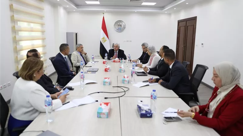 وزير التعليم العالي يستقبل وفدًا من مؤسسة السيفير