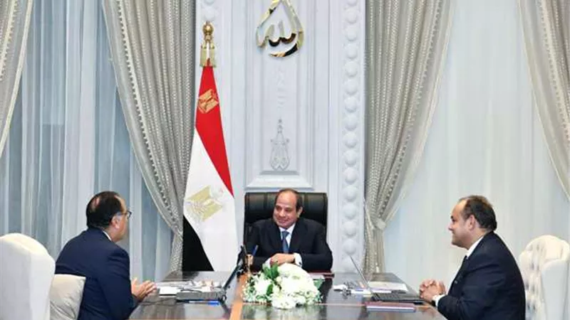 الموقع الرئاسي ينشر فيديو اجتماع الرئيس مع رئيس الوزراء ووزيري التجارة والسياحة