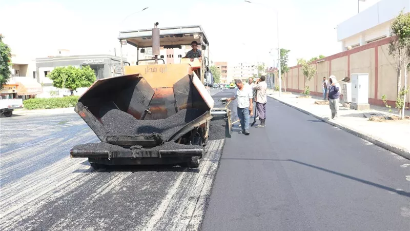 الإسكان : استمرار أعمال تطوير ورفع كفاءة الطرق بمدينة السادات