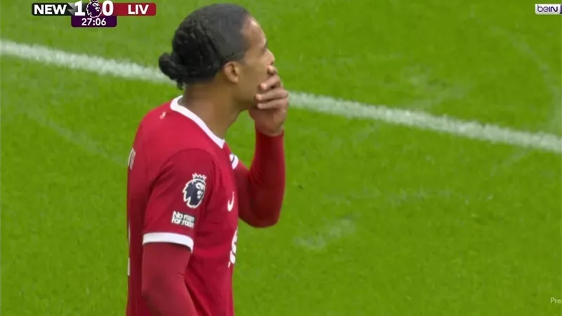 ليفربول أمام نيوكاسيل.. فان دايك يتلقى البطاقة الحمراء
