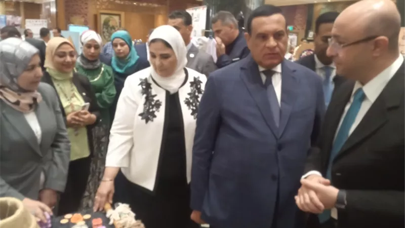 محافظ بني سويف يشارك في افتتاح معرض 