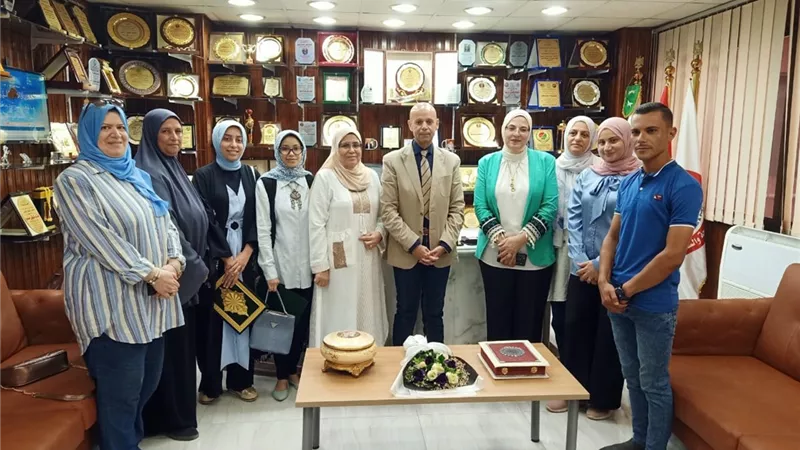 مدير الصحة بالشرقية يكرم مسئولة العيادات المتنقلة بتنظيم الأسرة