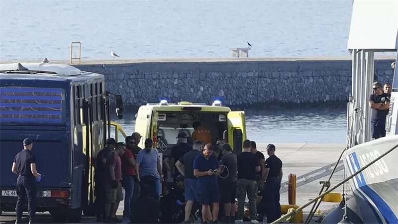 وفاة 4 أشخاص وإنقاذ 18 في حادث غرق زورق مهاجرين قبالة اليونان