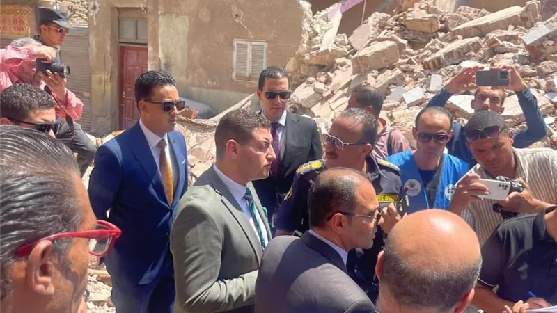 النيابة الإدارية تعاين عقار الإسماعيلية المنهار