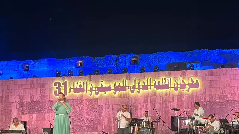 سيمون تتألق في ليلة ساحرة بمهرجان القلعة والجمهور يصفق